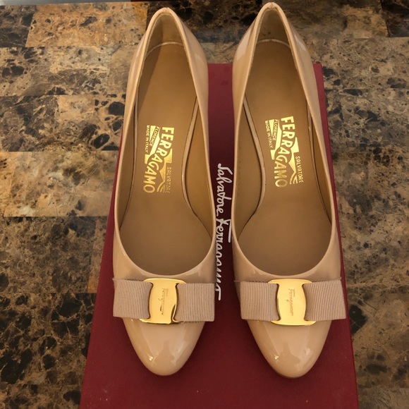 ferragamo bow pump